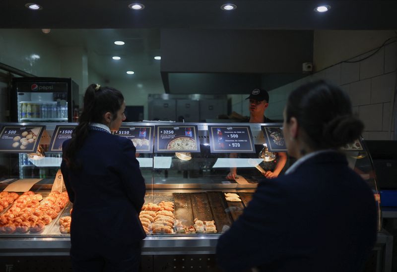 &copy; Reuters. Consumidoras em pizzaria argentina em Buenos Aires
07/12/2023
REUTERS/Agustin Marcarian