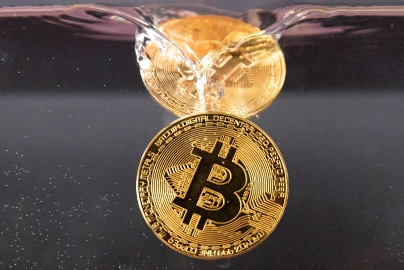 &copy; Reuters. Souvenir tokens representing cryptocurrency Bitcoin plunge into water in this illustration taken May 17, 2022. REUTERS/Dado Ruvic/Illustration/File Photo