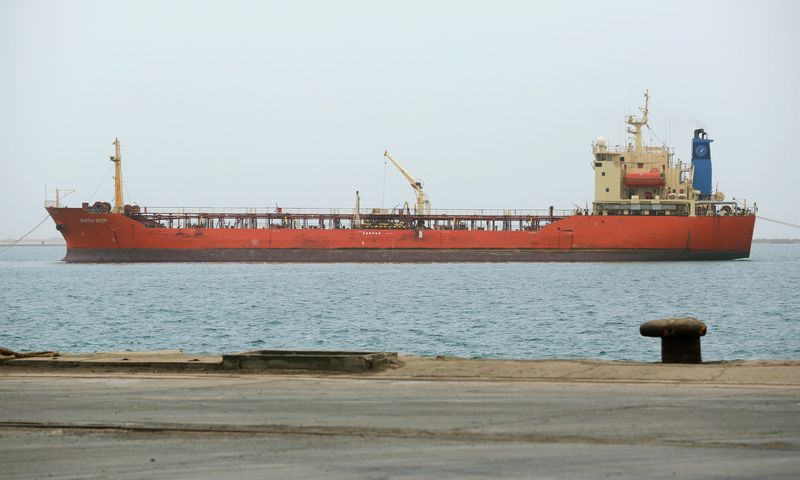 © Reuters. سفينة في ميناء الحديدة على البحر الأحمر باليمن. صورة من أرشيف رويترز.
