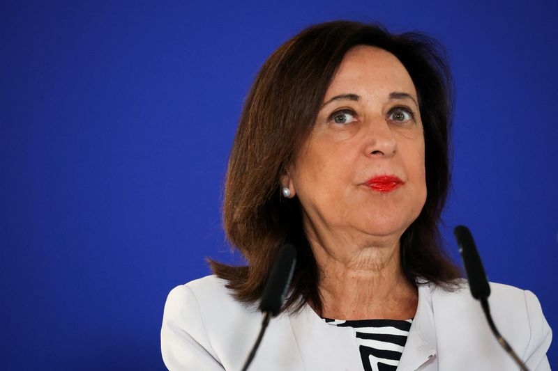 &copy; Reuters. Il ministro della Difesa spagnolo Margarita Robles accanto all'Alto rappresentante dell'Ue per gli affari esteri e la politica di sicurezza Josep Borrell (non nella foto) durante una conferenza stampa in occasione della riunione ministeriale informale del