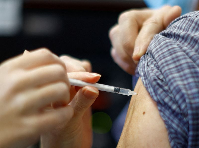 &copy; Reuters. Profissional de saúde aplica vacina bivalente da Pfizer contra Covid-19 em pessoa em Nice, na França
07/12/2022
REUTERS/Eric Gaillard