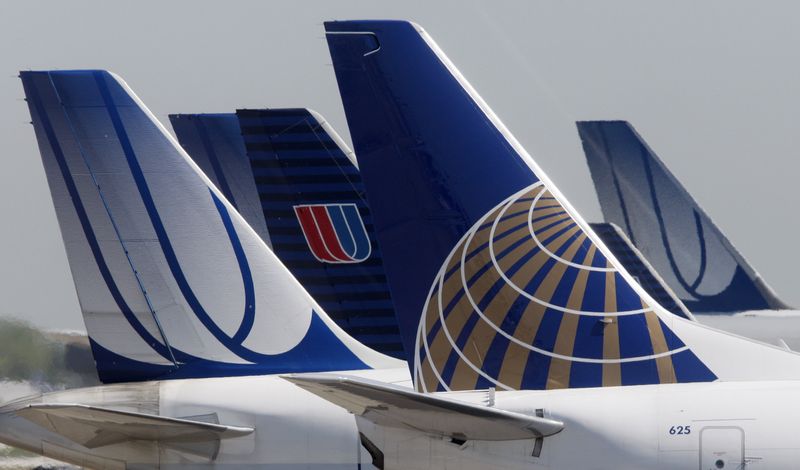 &copy; Reuters. Un avion de Continental Airlines est stationné à côté d'avions de United Airlines à l'aéroport international O'Hare de Chicago. /Photo d'archive/REUTERS/John Gress (ÉTATS-UNIS - Tags : TRANSPORT AFFAIRES)