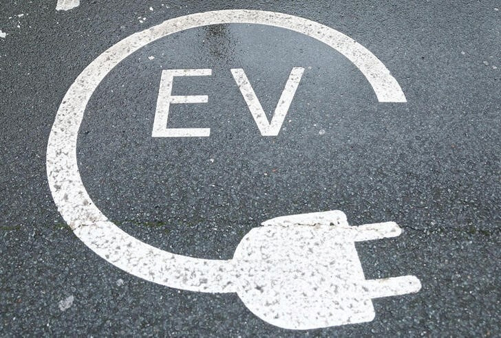 &copy; Reuters. FOTO DE ARCHIVO: Un logotipo pintado en el suelo donde se pueden ver cargadores de coches eléctricos en Northwich, Gran Bretaña, 20 de septiembre de 2023. REUTERS/Molly Darlington/Foto de archivo  
