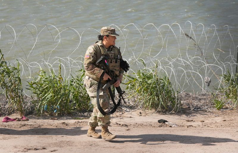 &copy; Reuters. An Army National Guard soldier patrols the banks of the Rio Grande at a crossing point for migrants at the U.S.-Mexico border in Eagle Pass, Texas, U.S., January 8, 2024.  Jay Janner/American-Statesman/USA Today Network/ File Photo