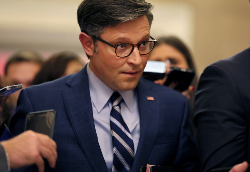 &copy; Reuters. Members of the news media ask U.S. House Speaker Mike Johnson (R-LA) questions as he walks to his office in the U.S. Capitol building in Washington, U.S., January 11, 2024. REUTERS/Leah Millis/ File Photo