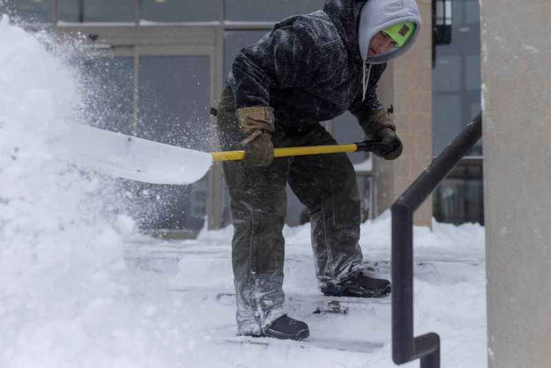 Blizzard strikes US Midwest, cancelling flights and disrupting presidential campaign