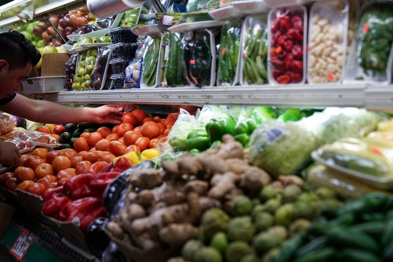 © Reuters. FILE PHOTO: A person arranges groceries in El Progreso Market in the Mount Pleasant neighborhood of Washington, D.C., U.S., August 19, 2022. REUTERS/Sarah Silbiger