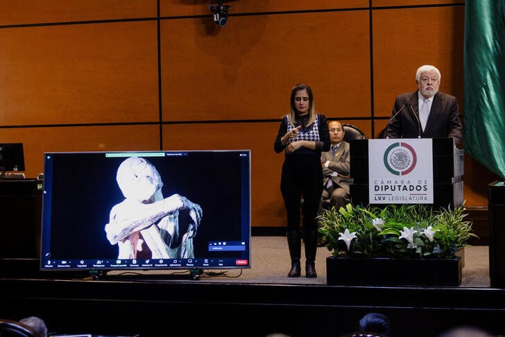 &copy; Reuters. Foto de archivo ilustrativa de una presentación del periodista Jaime Maussan en el Congreso de México de unos cuerpos momificados supuestamente de extraterrestres. 
Nov  7, 2023. REUTERS/Quetzalli Nicte-Ha