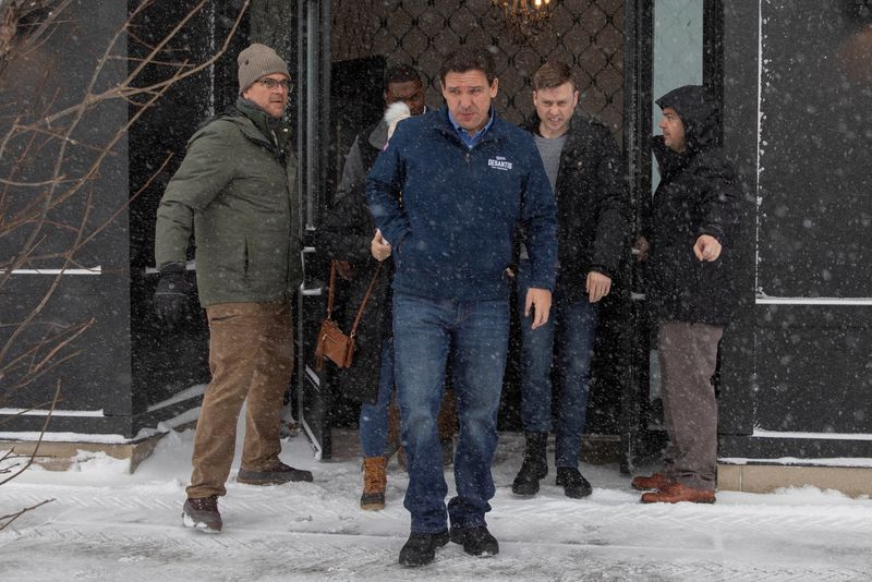 &copy; Reuters. Republican presidential candidate Florida Governor Ron DeSantis leaves a campaign event in Ankeny, Iowa, U.S., January 12, 2024. REUTERS/Alyssa Pointer     TPX IMAGES OF THE DAY