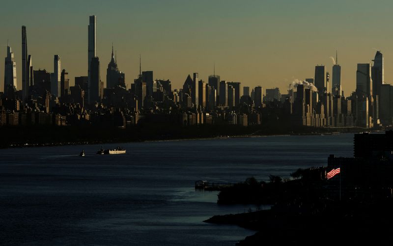 &copy; Reuters. FILE PHOTO: A barge makes way down the Hudson River near sunset past the skyline of the west side of Manhattan during very cold weather in New York, U.S., January 11, 2022. REUTERS/Mike Segar