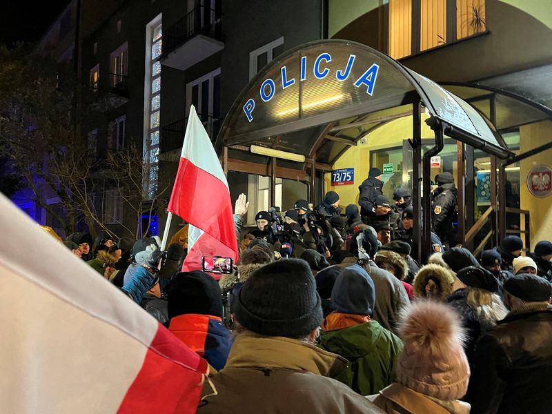 &copy; Reuters. Protesters gather in support of former Interior Minister Mariusz Kaminski and his deputy Maciej Wasik from Law and Justice (PiS) party, in front of the police station where both politicians are detained in Warsaw, Poland, January 9, 2024. REUTERS/Karol Ba