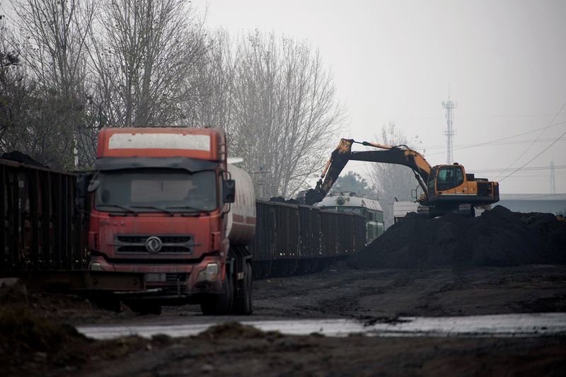 &copy; Reuters. Escavadeira deposita carvão em um trem em Pingdingshan, província de Henan, China
04/11/2021
REUTERS/Aly Song