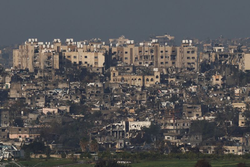 © Reuters. مشهد يظهر مبان متضررة في غزة كما يبدو من إسرائيل يوم الجمعة. تصوير: تيرون سيو - رويترز.
