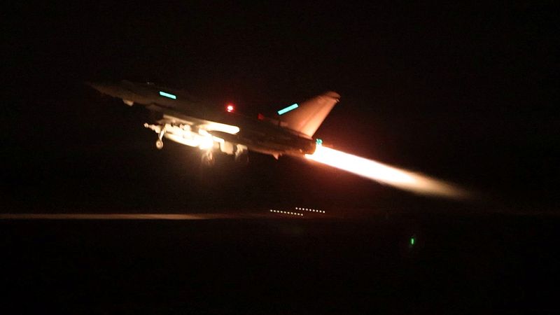 &copy; Reuters. طائرة تابعة لسلاح الجو الملكي البريطاني من طراز تايفون في أثناء إقلاعها للانضمام إلى العملية التي تقودها الولايات المتحدة ضد جماعة الحوثي 