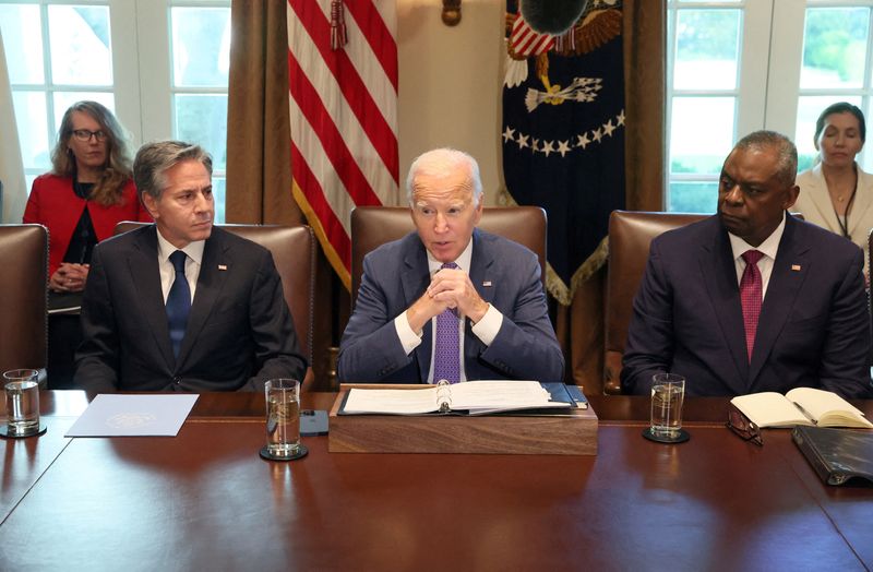 &copy; Reuters. FILE PHOTO: U.S. President Joe Biden, flanked by Secretary of State Antony Blinken and Secretary of Defense Lloyd Austin, makes a statement to the news media ahead of a cabinet meeting at the White House in Washington, U.S., October 2, 2023. REUTERS/Leah 