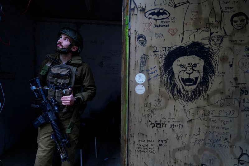 &copy; Reuters. جندي إسرائيلي يقف حراسة في موقع عسكري في تجمع حانيتا السكني بالقرب من الحدود اللبنانية الإسرائيلية في شمال إسرائيل يوم الخميس. تصوير: ألكسن