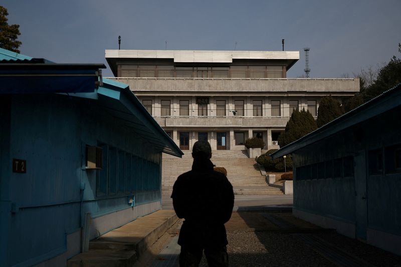 &copy; Reuters.  جندي كوري جنوبي يقف للحراسة في قرية الهدنة بانمونجوم داخل المنطقة المنزوعة السلاح التي تفصل بين الكوريتين الشمالية والجنوبية بتاريخ الساب