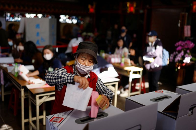&copy; Reuters. A woman casts her vote at a polling station set up in a temple during the presidential and parliamentary elections in New Taipei City, Taiwan January 13, 2024. REUTERS/Carlos Garcia Rawlins