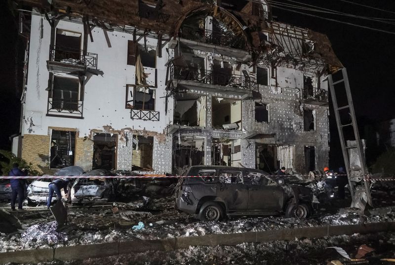 &copy; Reuters. موقع فندق بارك الذي تم تدميره خلال ضربة صاروخية روسية، وسط الهجوم الروسي على أوكرانيا، في خاركيف بأوكرانيا يوم 11 يناير ملنون الثاني 2024. تصوي