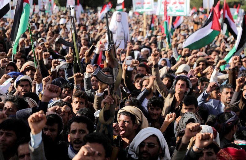 &copy; Reuters. أنصار حركة الحوثي يتجمعون للتنديد بالغارات الجوية التي شنتها الولايات المتحدة وبريطانيا على أهداف للحوثيين في صنعاء يوم الجمعة. خالد عبدال