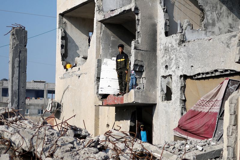 &copy; Reuters. فلسطينيون يقفون في منزل دمرته غارة إسرائيلية، وسط الصراع المستمر بين إسرائيل وحركة حماس الإسلامية الفلسطينية، في رفح جنوب قطاع غزة بتاريخ 