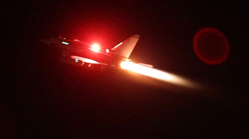 &copy; Reuters. Un Typhoon de la RAF (Royal Air Force, la force aérienne britannique) décolle pour rejoindre la coalition dirigée par les États-Unis depuis la RAF Akrotiri afin de mener des frappes aériennes contre des cibles militaires au Yémen, prise à Chypre. /