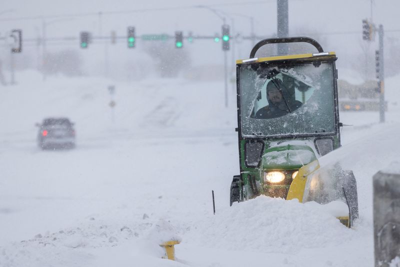 &copy; Reuters. Un trabajador quita la nieve de la acera después de que una ventisca dejó varios centímetros de nieve en West Des Moines, Iowa, Estados Unidos. 12 de enero de 2024. REUTERS/Alyssa Pointer