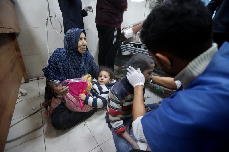 &copy; Reuters. Niños palestinos heridos en un ataque israelí reciben tratamiento en el hospital Nasser de Jan Yunis, en el sur de la Franja de Gaza. 12 de enero de 2024. REUTERS/Ahmed Zakot 