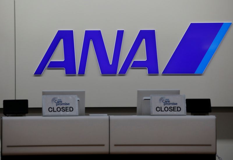 &copy; Reuters. Le logo de All Nippon Airways (ANA), visible sur son comptoir dans un terminal de l'aéroport international de Tokyo, connu sous le nom d'aéroport Haneda, à Tokyo, au Japon. /Photo prise le 27 octobre 2020/REUTERS/Kim Kyung-Hoon