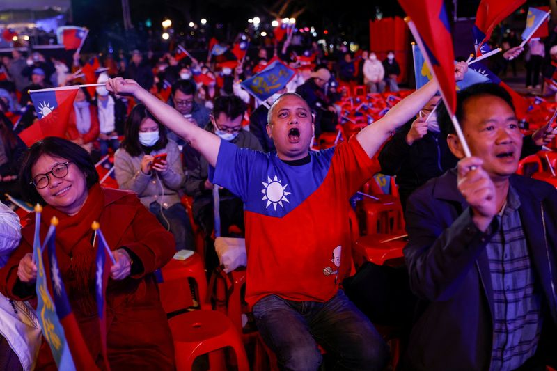 &copy; Reuters. Simpatizantes del partido Kuomintang (KMT) reaccionan, el día de las elecciones presidenciales y parlamentarias, en la ciudad de Nuevo Taipéi, Taiwán. 13 de enero de 2024. REUTERS/Carlos García Rawlins