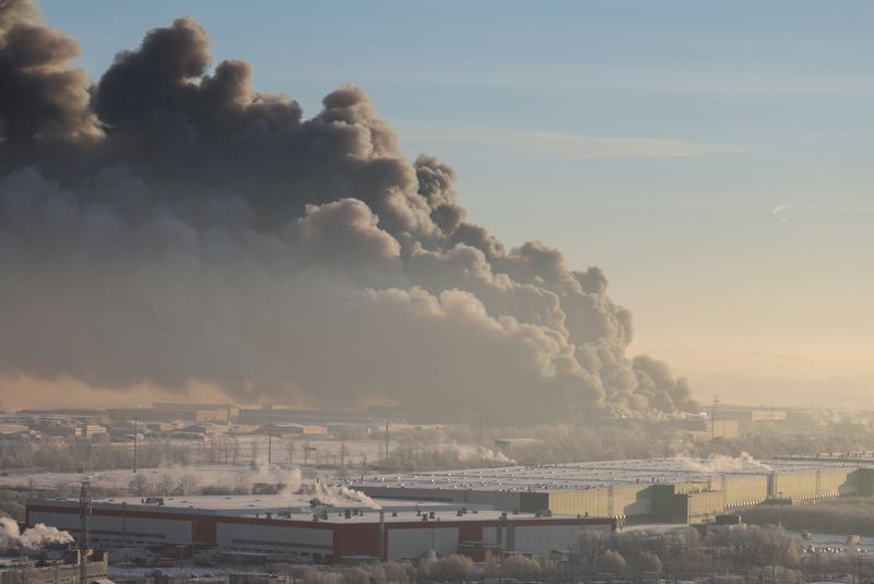 © Reuters. Smoke from fire rises above the burning warehouse of Wildberries online retailer in Saint Petersburg, Russia, January 13, 2024. REUTERS/Anton Vaganov