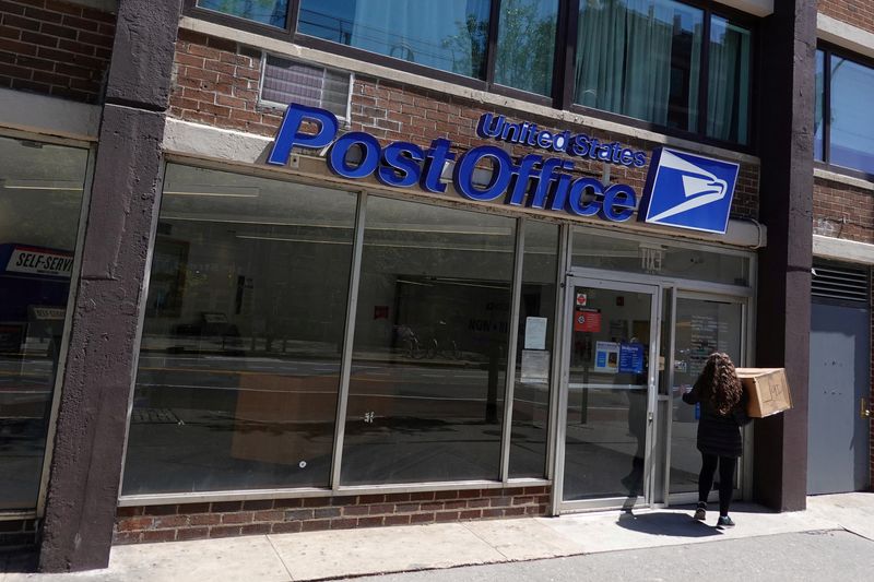 &copy; Reuters. FILE PHOTO: A person enters a United States Postal Service (USPS) Post Office in Manhattan, New York City, U.S., May 9, 2022. REUTERS/Andrew Kelly