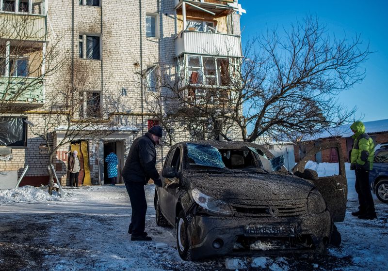 © Reuters. A local resident looks at his destroyed car near residential building damaged during a Russian missile strike, amid Russia's attack on Ukraine, in the town of Shostka, Sumy region Ukraine January 13, 2024. REUTERS/Oleh Tymoshenko