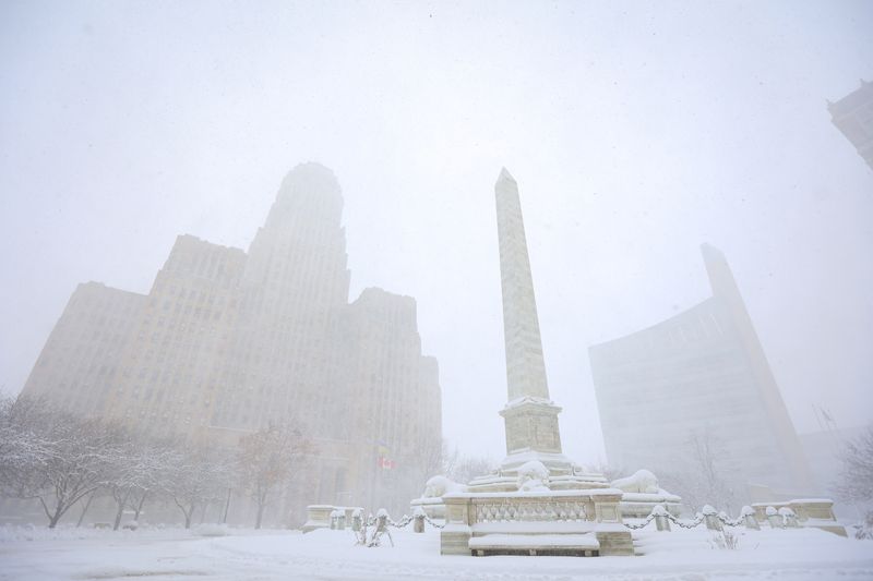© Reuters. FILE PHOTO: Niagara Square during a snowstorm as extreme winter weather hits Buffalo, New York, U.S., November 18, 2022.  REUTERS/Lindsay DeDario