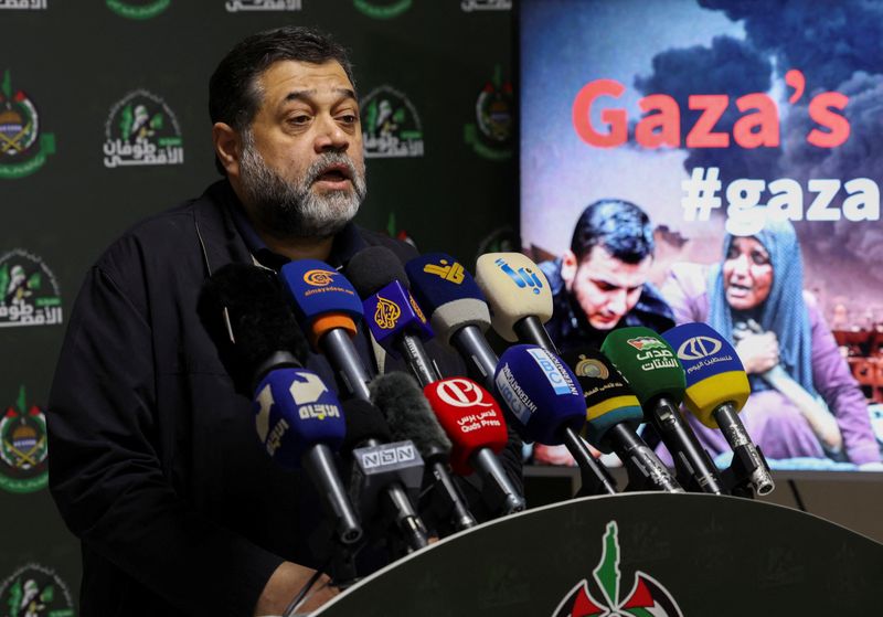 &copy; Reuters. أسامة حمدان، المسؤول في حركة المقاومة الإسلامية الفلسطينية (حماس) يتحدث في مؤتمر صحفي في بيروت بلبنان في يوم 12 نوفمبر تشرين الثاني 2023 . تصوير