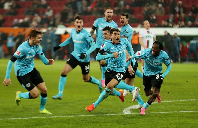 &copy; Reuters. Exequiel Palacios comemora gol da vitória do Bayer Leverkusen contra o Augsburg pelo Campeonato Alemão
13/01/2024 REUTERS/Leonhard Simon
