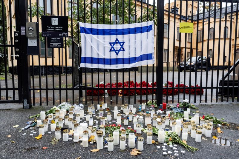 &copy; Reuters. شموع و ورود أمام مدخل السفارة الإسرائيلية في ستوكهولم بالسويد في يوم 11 أكتوبر تشرين الأول 2023 . صورة لرويترز من وكالة تي.تي. السويدية للأنباء .