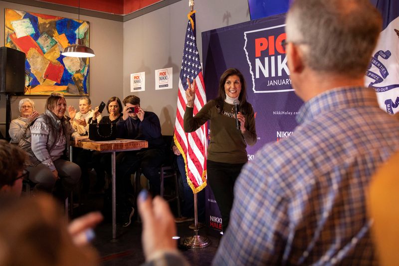 © Reuters. Republican presidential candidate and former U.S. Ambassador to the United Nations Nikki Haley makes remarks during a campaign event at Second State Brewing Company in Cedar Falls, Iowa, U.S., January 13, 2024. REUTERS/Alyssa Pointer