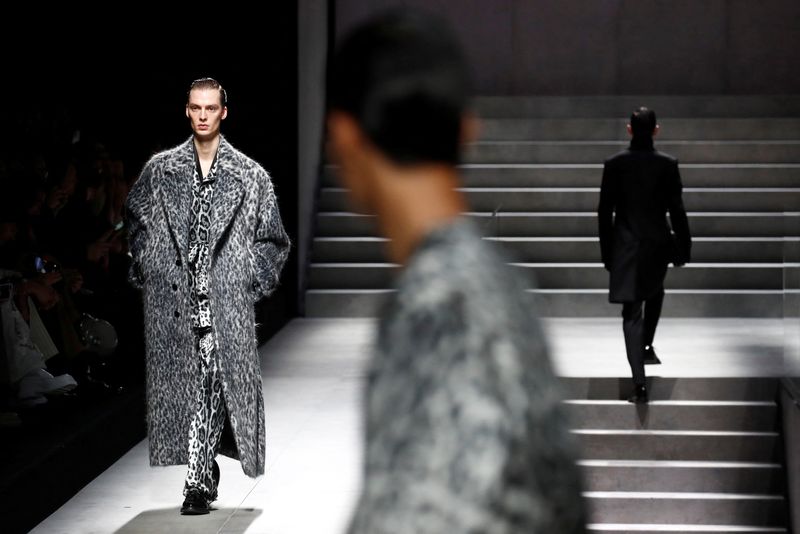 &copy; Reuters. عارض أزياء يقدم أحد إبداعات دار الأزياء الإيطالية دولتشي آند جابانا ضمن مجموعة جديدة من الأزياء الرجالية لموسمي الخريف والشتاء 2024-2025 ضمن فع