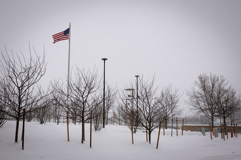 © Reuters. An American flag waves after a blizzard left several inches of snow, in Des Moines, Iowa, U.S., January 13, 2024. REUTERS/Marco Bello