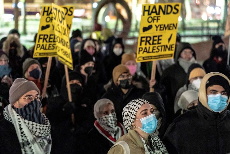 &copy; Reuters. People protest following the U.S. and Britain strikes across Yemen against Iran-backed Houthi forces, at a rally in Seattle, Washington, U.S., January 12, 2024. REUTERS/David Ryder