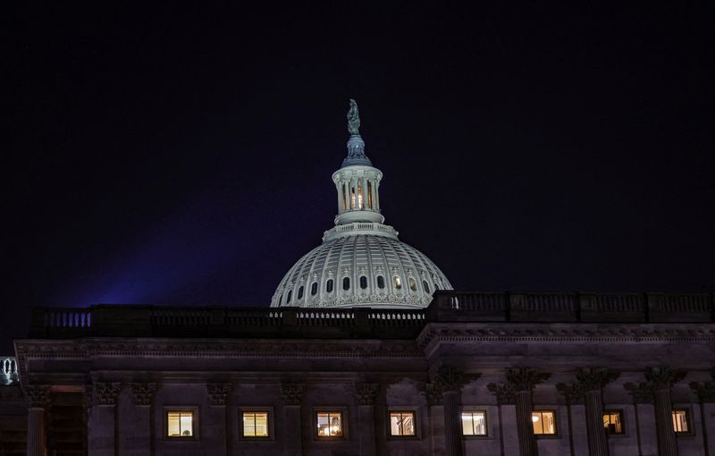 &copy; Reuters. FOTO DE ARCHIVO: La cúpula del Capitolio de Estados Unidos se ilumina en Washington. 1 de junio de 2023. REUTERS/Evelyn Hockstein/