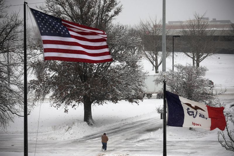 &copy; Reuters. شخص يسير وسط الثلوج والرياح العاتية بينما تضرب عاصفة شتوية الغرب الأوسط للولايات المتحدة في أيوا يوم 9 يناير كانون الثاني 2024. تصوير: مايك سيج