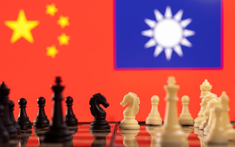 &copy; Reuters. قطع الشطرنج أمام علمي الصين (يسار) وتايوان في صورة توضيحية من أرشيف رويترز.