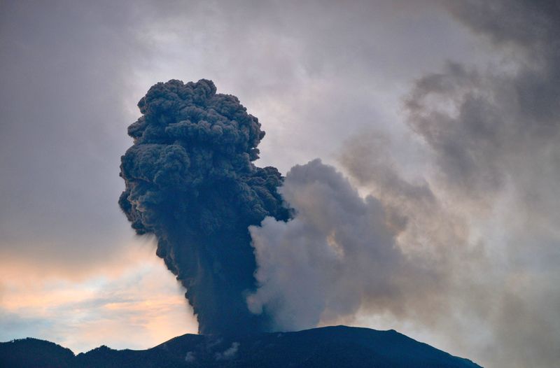 &copy; Reuters. بركان ميرابي يطلق رمادا بركانيا خلال ثوران كما شوهد من منطقة أجام في جزيرة سومطرة الغربية بإندونيسيا يوم الأحد. حصلت رويترز على هذه الصورة م