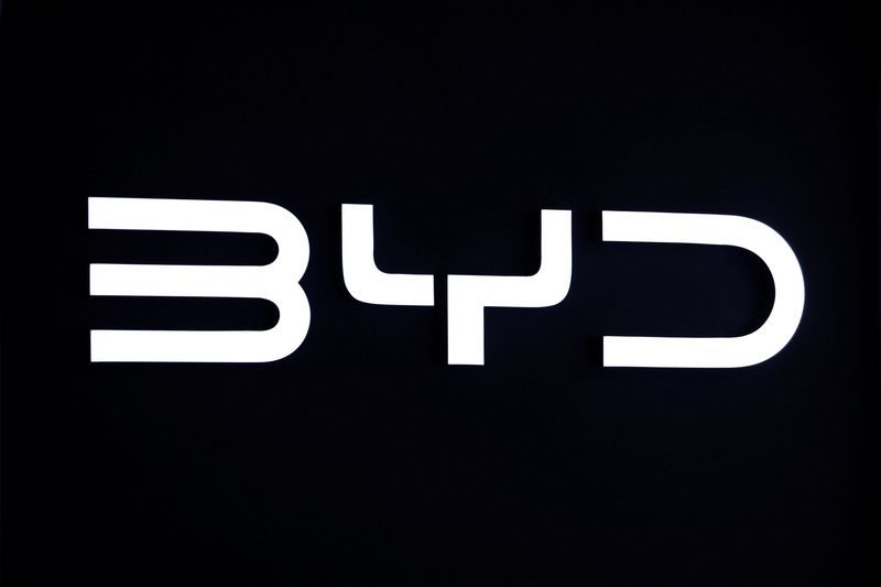&copy; Reuters. Vue du logo de BYD au Japan Mobility Show 2023 au Tokyo Big Sight à Tokyo, au Japon. /Photo prise le 25 octobre 2023/REUTERS/Issei Kato