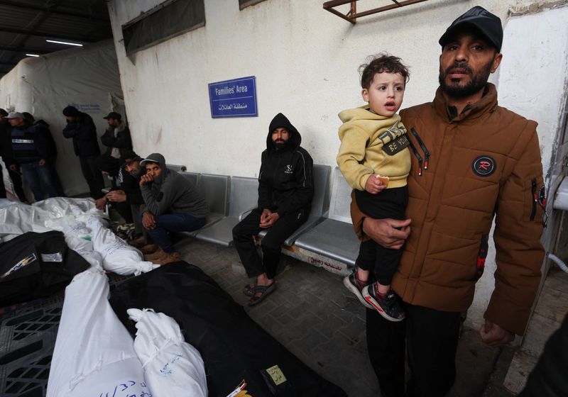 &copy; Reuters. أشخاص ينتظرون بالقرب من جثامين فلسطينيين قتلوا في غارة إسرائيلية في مستشفى أبو يوسف النجار في مدينة رفح بجنوب قطاع غزة يوم السبت. تصوير: إبر