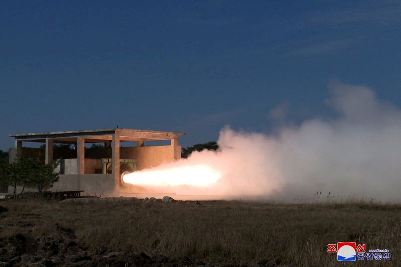 &copy; Reuters. FOTO DE ARCHIVO: Una prueba de los nuevos motores de combustible sólido de Corea del Norte para un misil balístico intermedio se lleva a cabo en esta imagen publicada por la Agencia Central de Noticias de Corea el 15 de noviembre de 2023. KCNA via REUTE