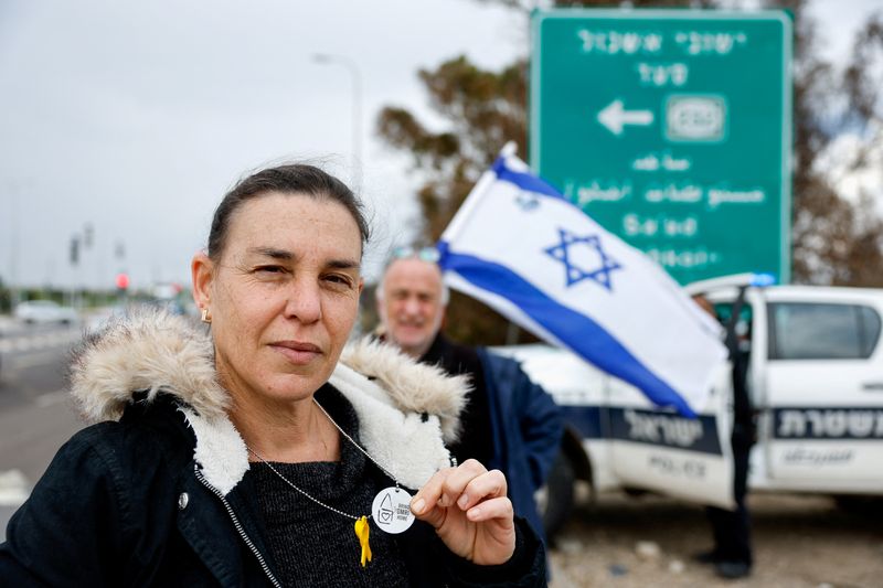&copy; Reuters. Yael Yolovitch, a member of Kibbutz Nir Oz, shows her military-style dog tag with a slogan calling for the return of Omri Miran, an Israeli hostage who has been held in the Gaza Strip since he was seized by Hamas gunmen on October 7, near Sderot in southe