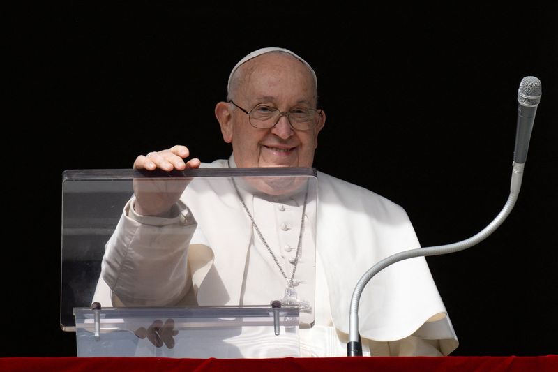 &copy; Reuters. البابا فرنسيس بابا الفاتيكان يؤدي الصلاة الأسبوعية في الفاتيكان يوم الأحد. حصلت رويترز على هذه الصورة من المركز الإعلامي للفاتيكان.